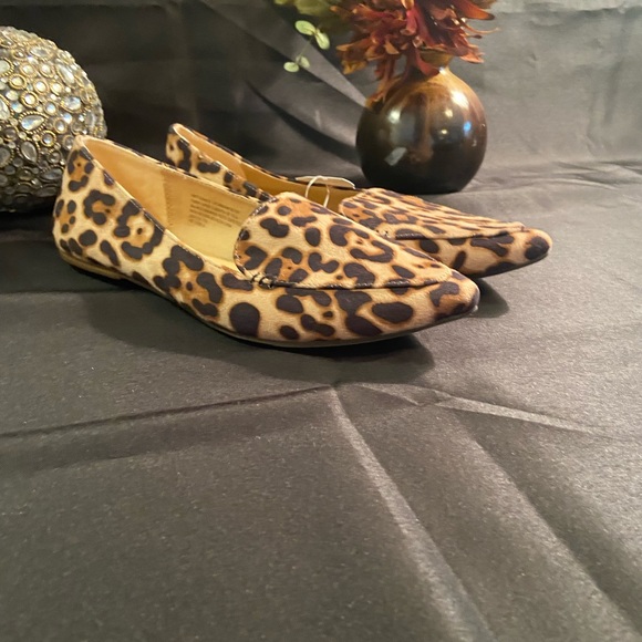 Women’s Time & Tru Leopard Print Point Toe Flats - Picture 11 of 12